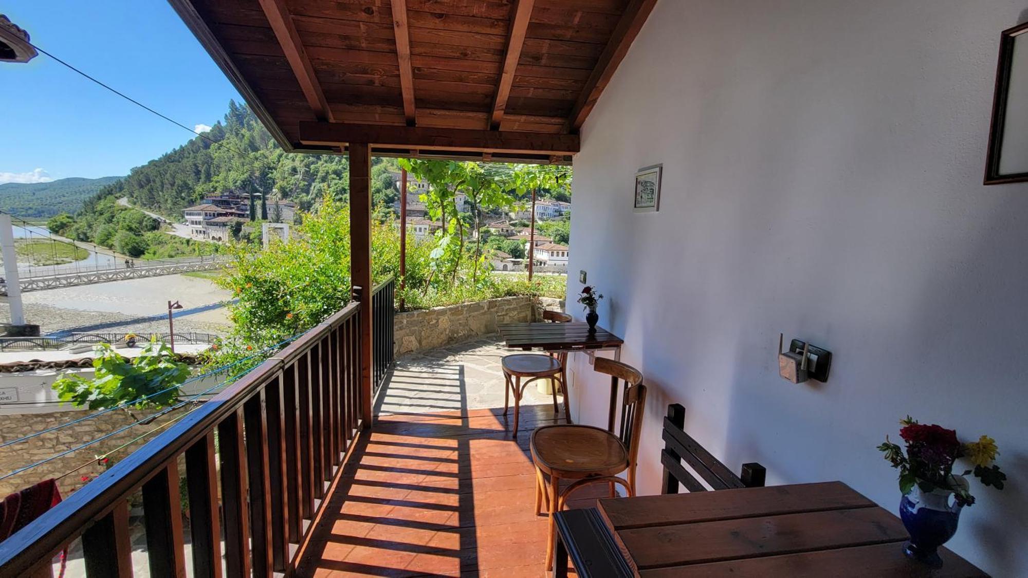 Hostel Mangalem Berat Exterior foto