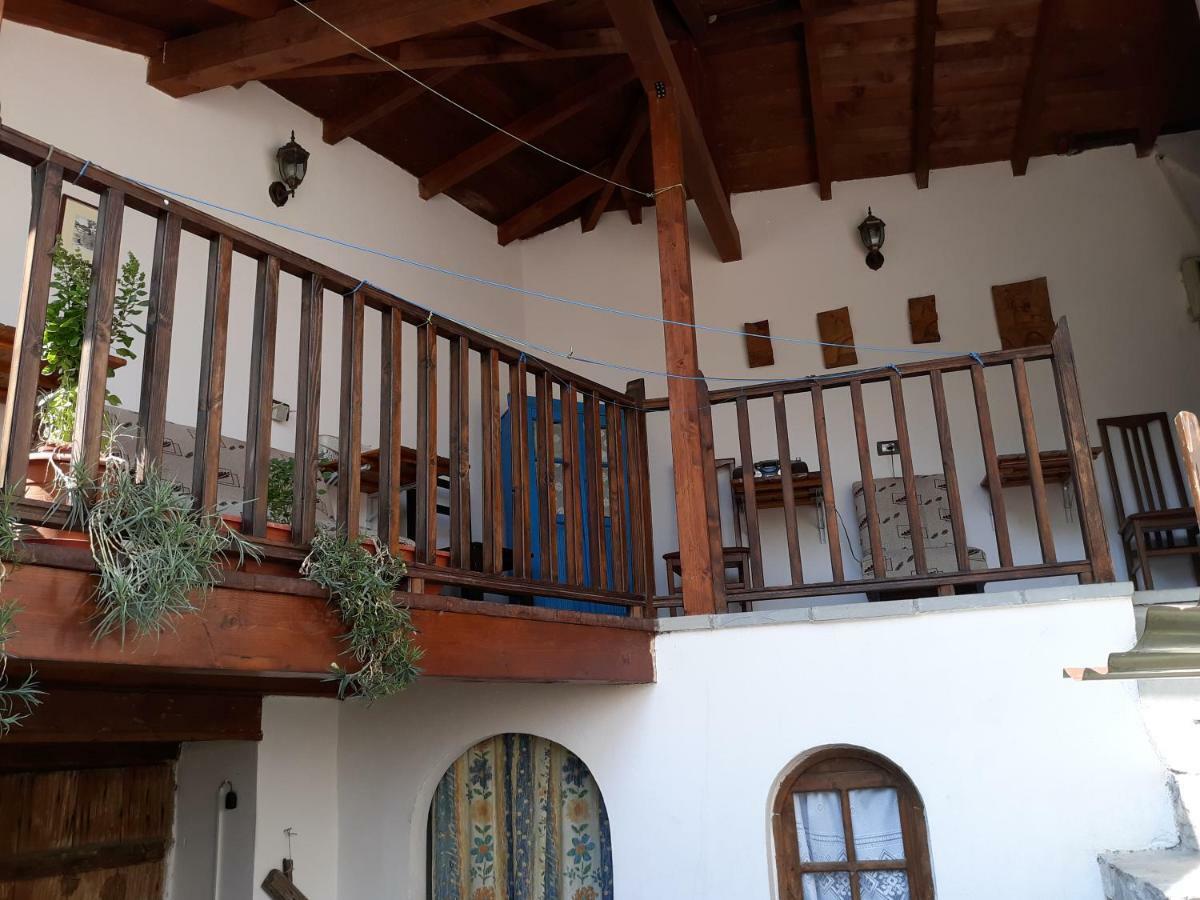Hostel Mangalem Berat Exterior foto